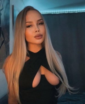 Анита, 23