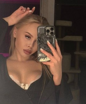 Анита, 23